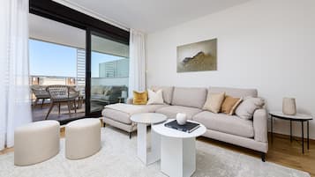 Apartamento superluxo, vista para a cidade | Área de estar | TV 5 polegadas com canais via satélite