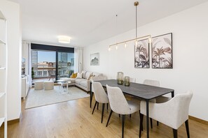 Luxe appartement, uitzicht op stad | Woonruimte | Een 5-inch televisie met satellietzenders