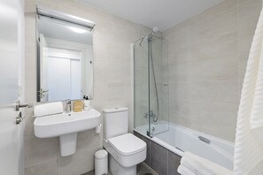 Lyxlägenhet - utsikt mot staden | Badrum | Hårtork, handdukar, tvål och schampo