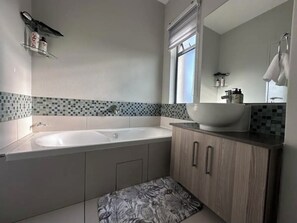 Dusch, bubbelbadkar, hårtork och bidé