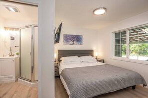 6 bedrooms, iron/ironing board, travel crib, free WiFi - Updated Large River Front Home with Hot Tub (McKenzie Bridge)