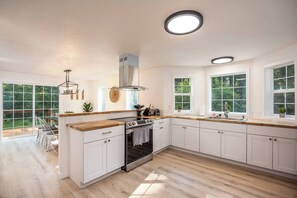 Køleskab, mikrobølgeovn, ovn, kogeplade