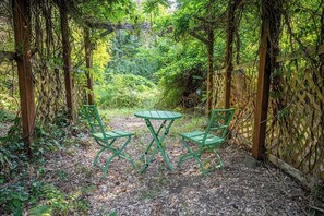 Outdoor dining - Updated Large River Front Home with Hot Tub (McKenzie Bridge)