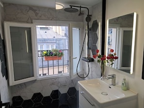 Dusche, Haartrockner, Handtücher, Toilettenpapier
