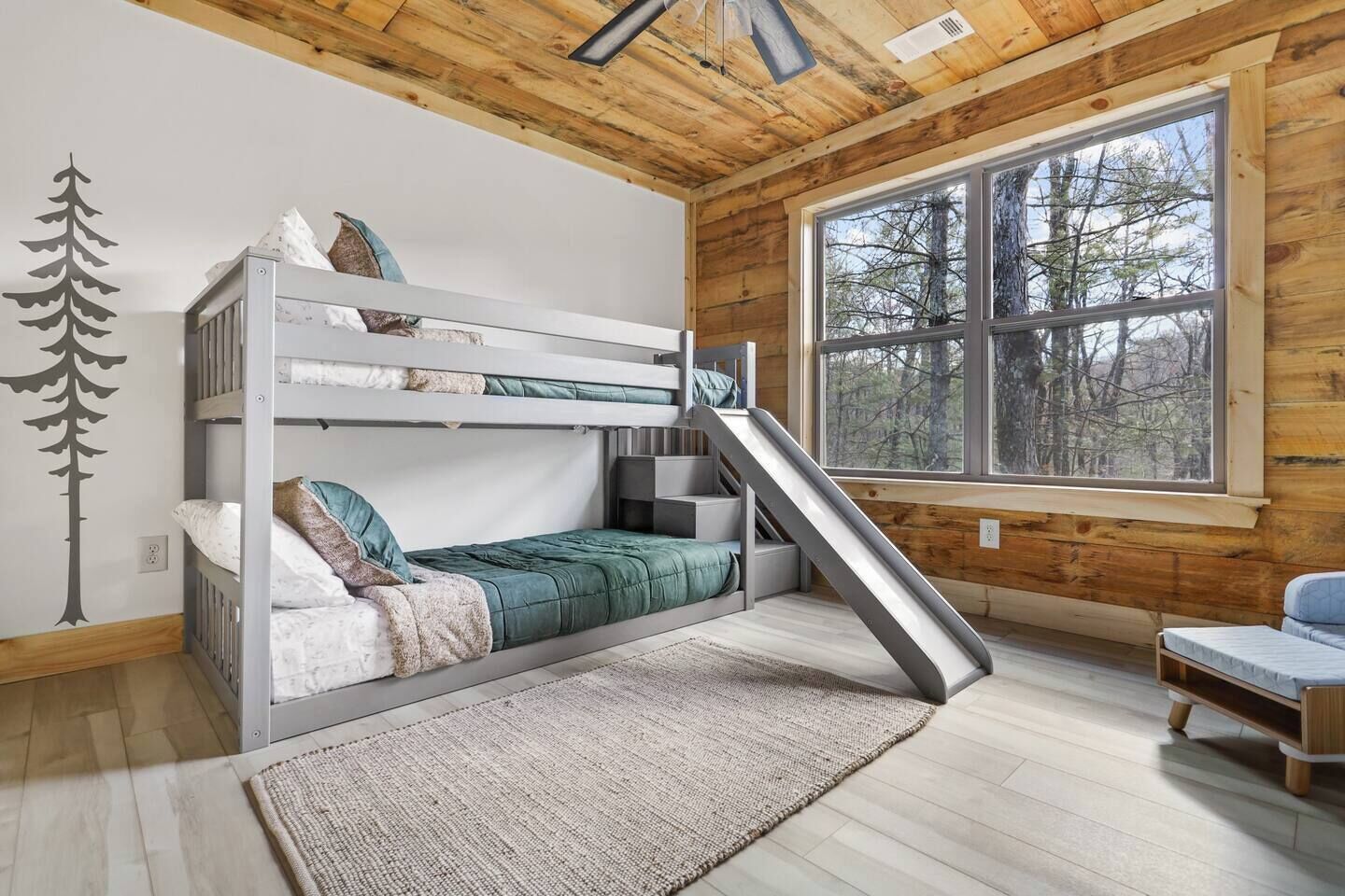 3 bedrooms, desk, iron/ironing board, travel cot