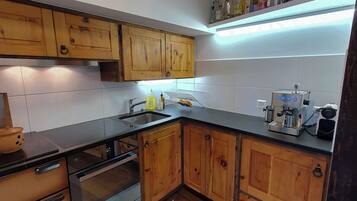 Réfrigérateur, four, plaque de cuisson, cafetiÚre/bouilloire