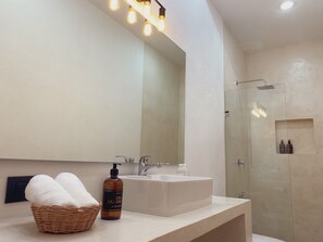 Sèche-cheveux, serviettes fournies, savon, shampoing
