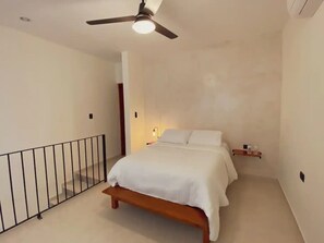 1 slaapkamer, een bureau, een strijkplank/strijkijzer, reisbedje