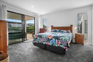 5 bedrooms, iron/ironing board, WiFi, bed sheets