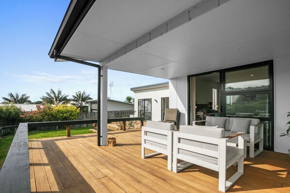 Terrace/patio - Beachy Serenity - Waihi Beach Holiday Home (Waihi Beach)