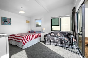 5 bedrooms, iron/ironing board, WiFi, bed sheets