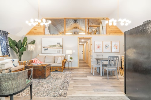 NEW-The Beach Haus- Luxe Cottage, professionally designed w/ WiFi, linens incl.