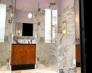 Dusch, hårtork, bidé och handdukar