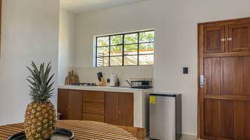 Refrigerador, microondas, placa de cocina, cafetera/tetera