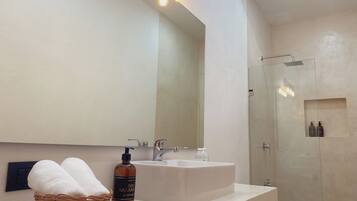 Asciugacapelli, asciugamani, sapone, shampoo