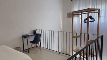 1 chambre, bureau, fer et planche à repasser, lit parapluie