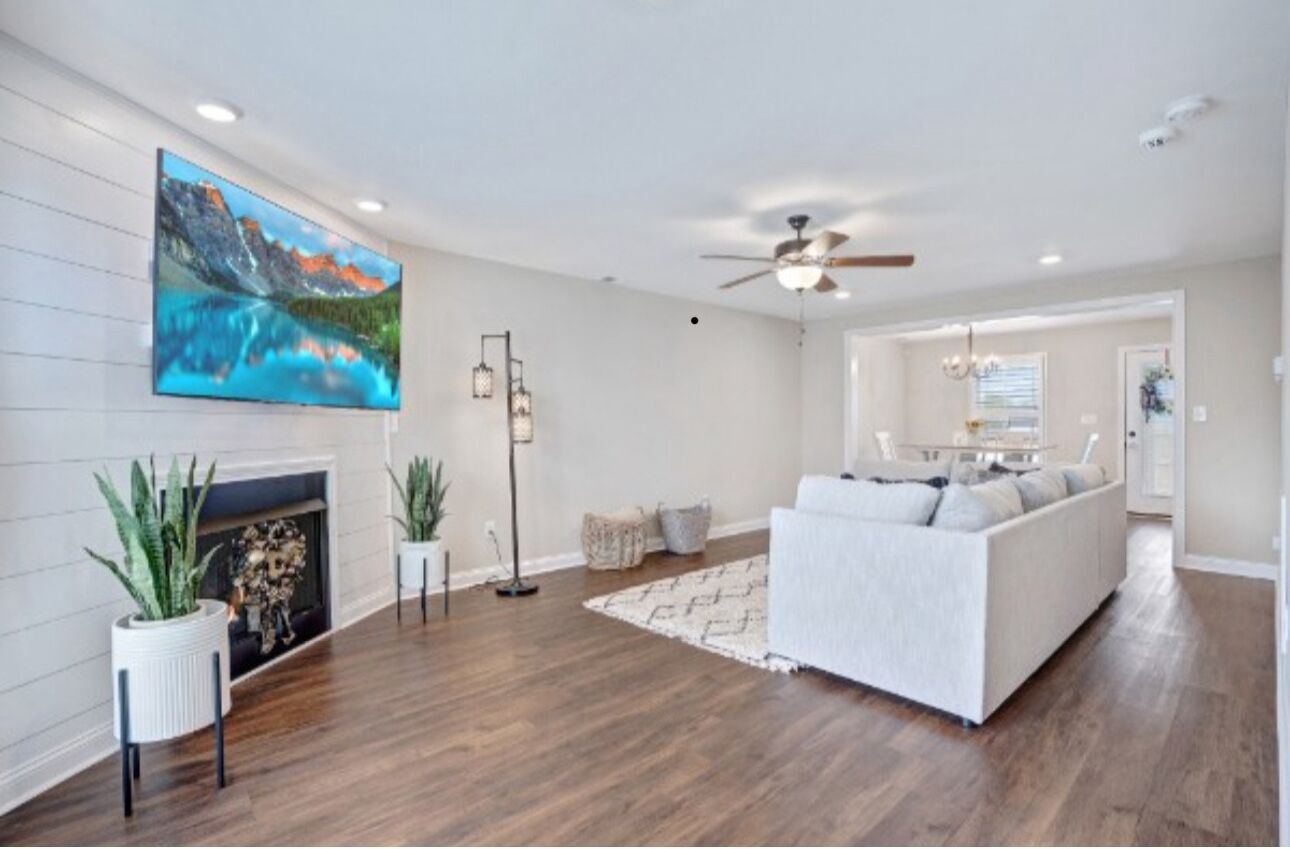 Charming 3-bedroom house in fabulous Clarksville with WiFi