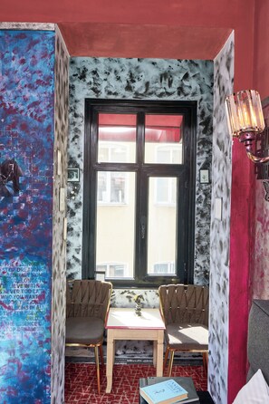 Deluxe Double Room, City View | Egyptian cotton sheets, premium bedding, minibar, in-room safe - Galata Pearl Hotel (Istanbul)