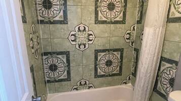Standard Single Room, 1 King Bed, Non Smoking | Bathroom | Towels, soap, shampoo, toilet paper