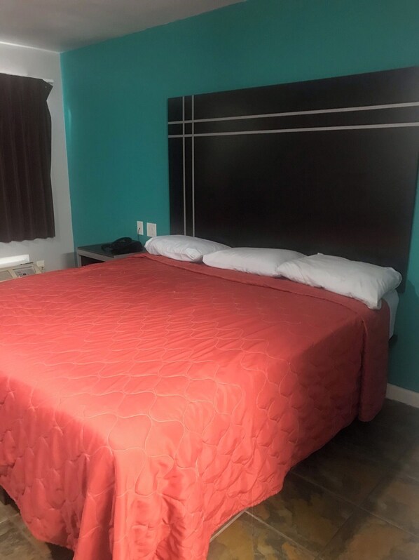 Desk, free WiFi - Red Crown Inn (Dallas)