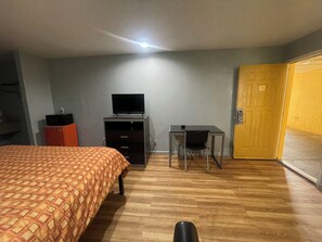 Single Room, 1 King Bed, Smoking | Desk, free WiFi - Red Crown Inn (Dallas)