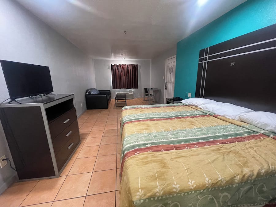 Chambre Simple, 1 très grand lit, fumeur