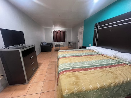 Single Room, 1 King Bed, Smoking | Desk, free WiFi