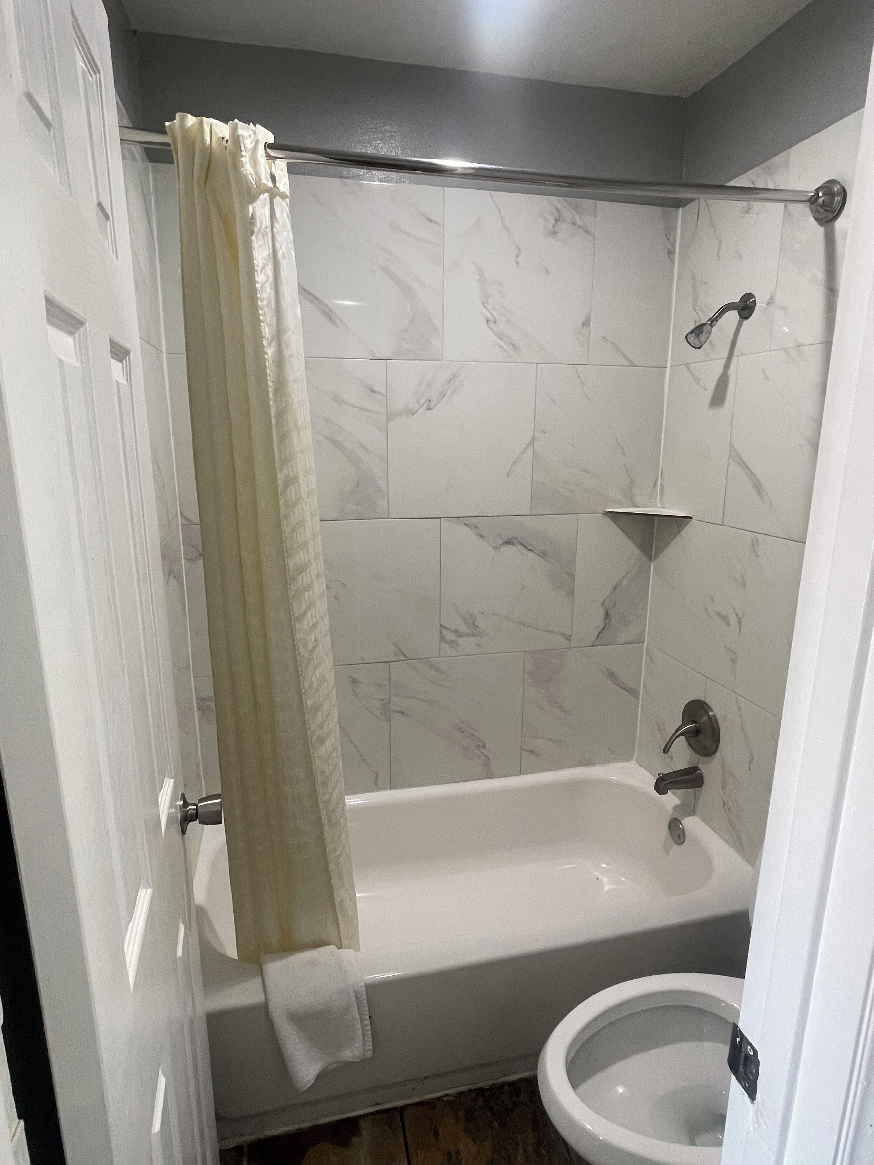 Double Room, 2 Single Beds, Smoking | Bathroom | Towels, soap, shampoo, toilet paper