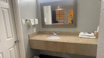 Single Room, 1 King Bed, Smoking | Bathroom | Towels, soap, shampoo, toilet paper