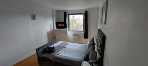 1 habitación, tabla de planchar con plancha, wifi y ropa de cama