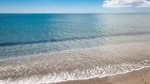 A beach with clear shallow waters and a sandy shore. - Los Granados de la Duquesa 1111 (Manilva)