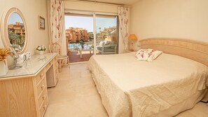 3 quartos, ferros/tábuas de passar roupa, roupa de cama