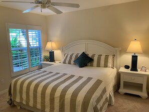 2 bedrooms, desk, iron/ironing board, WiFi - Windstar on Naples Bay 2 bedroom + den condo with water and golf course view. (Naples)