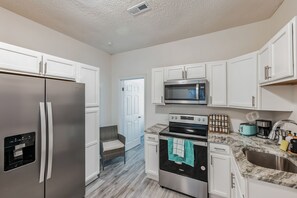 Een koelkast, een magnetron, een oven, een koffiezetapparaat/waterkoker