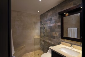 Haartrockner, Handtücher, Seife, Shampoo