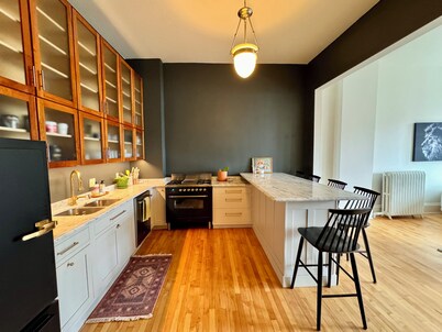 NEW Beautiful Downtown Historic 3 bedroom apartment on iconic Pearl Street