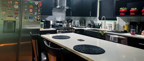 Réfrigérateur, four à micro-ondes, un four, surface de cuisson