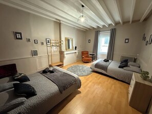 4 chambres, fer et planche à repasser, lit parapluie, Wi-Fi gratuit