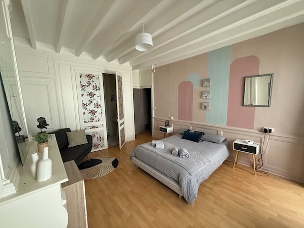 4 bedrooms, iron/ironing board, travel cot, free WiFi