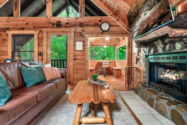 Smart TV, fireplace - Romantic private cabin near Pigeon Forge - Hot Tub, Fireplace, Views!!! (Pigeon Forge)