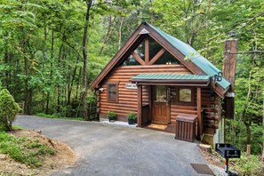 Exterior - Romantic private cabin near Pigeon Forge - Hot Tub, Fireplace, Views!!! (Pigeon Forge)