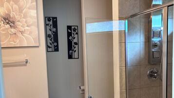Douche, sĂšche-cheveux, serviettes fournies, savon