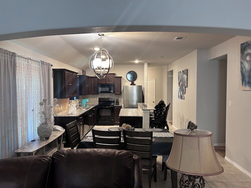 Charming 3-bedroom house with AC and WiFi in awesome town of Fort Worth 