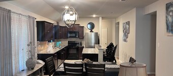 Charming 3-bedroom house with AC and WiFi in awesome town of Fort Worth 