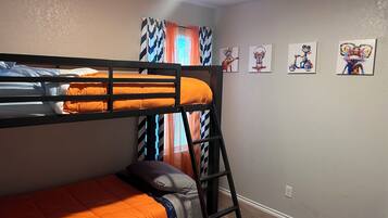 3 soverom, strykejern/-brett, wi-fi og sengetøy