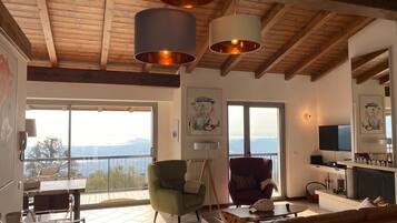 Smart-TV, Kamin, DVD-Player, Bücher