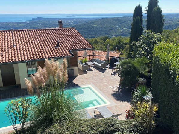 Utendørsbasseng og et oppvarmet basseng