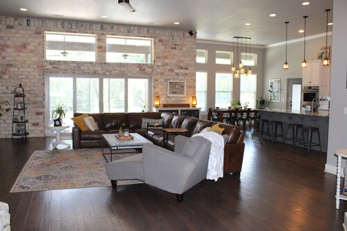 Beautiful 2-Acre Refuge w/Pool-5 miles to UofA! 