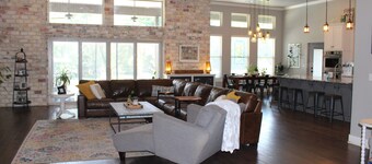 Beautiful 2-Acre Refuge w/Pool-5 miles to UofA! 