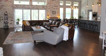 Beautiful 2-Acre Refuge w/Pool-5 miles to UofA!